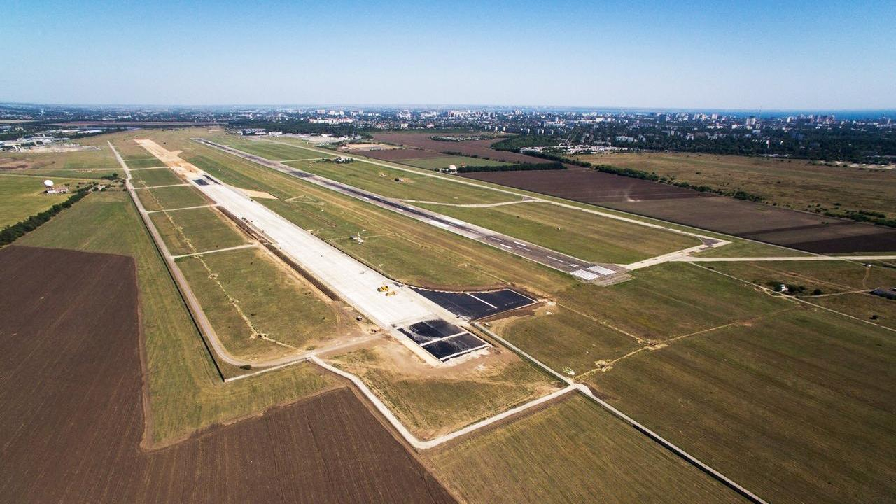 Ворог пошкодив злітно-посадкову смугу аеропорту на Одещині: що відомо про атаку