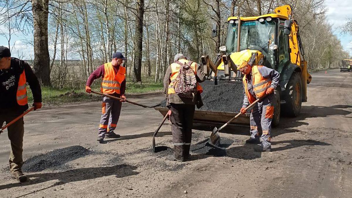 Более 40 единиц техники и почти 90 специалистов ремонтируют дороги Черниговщины, – ОП