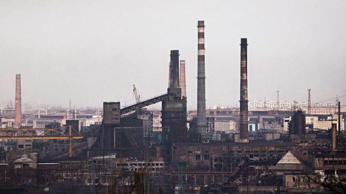 З-під завалів "Азовсталі" дістають жінок і дітей, є надія, що їх також евакуюють З-під завалів "Азовсталі" дістають жінок і дітей, є надія, що їх також евакуюють