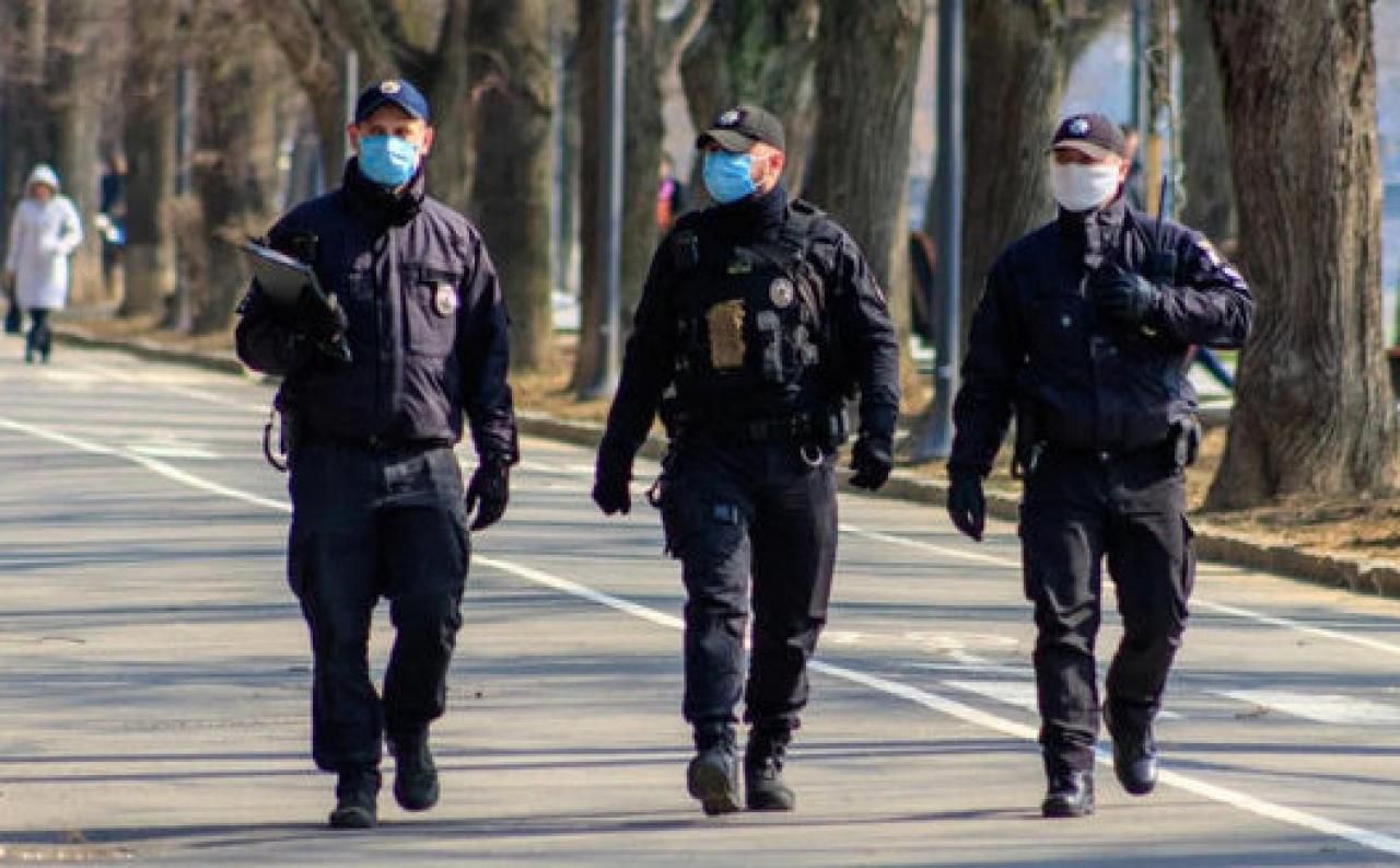 В Запорожье для безопасности полиция усиленно проверяет граждан: просят отнестись с пониманием В Запорожье для безопасности полиция усиленно проверяет граждан: просят отнестись с пониманием