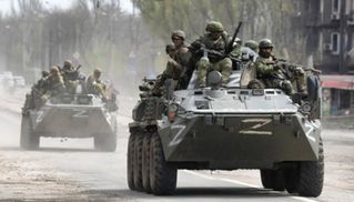 Російські танки впритул обстрілюють будинки у Маріуполі: моторошне відео Російські танки впритул обстрілюють будинки у Маріуполі: моторошне відео