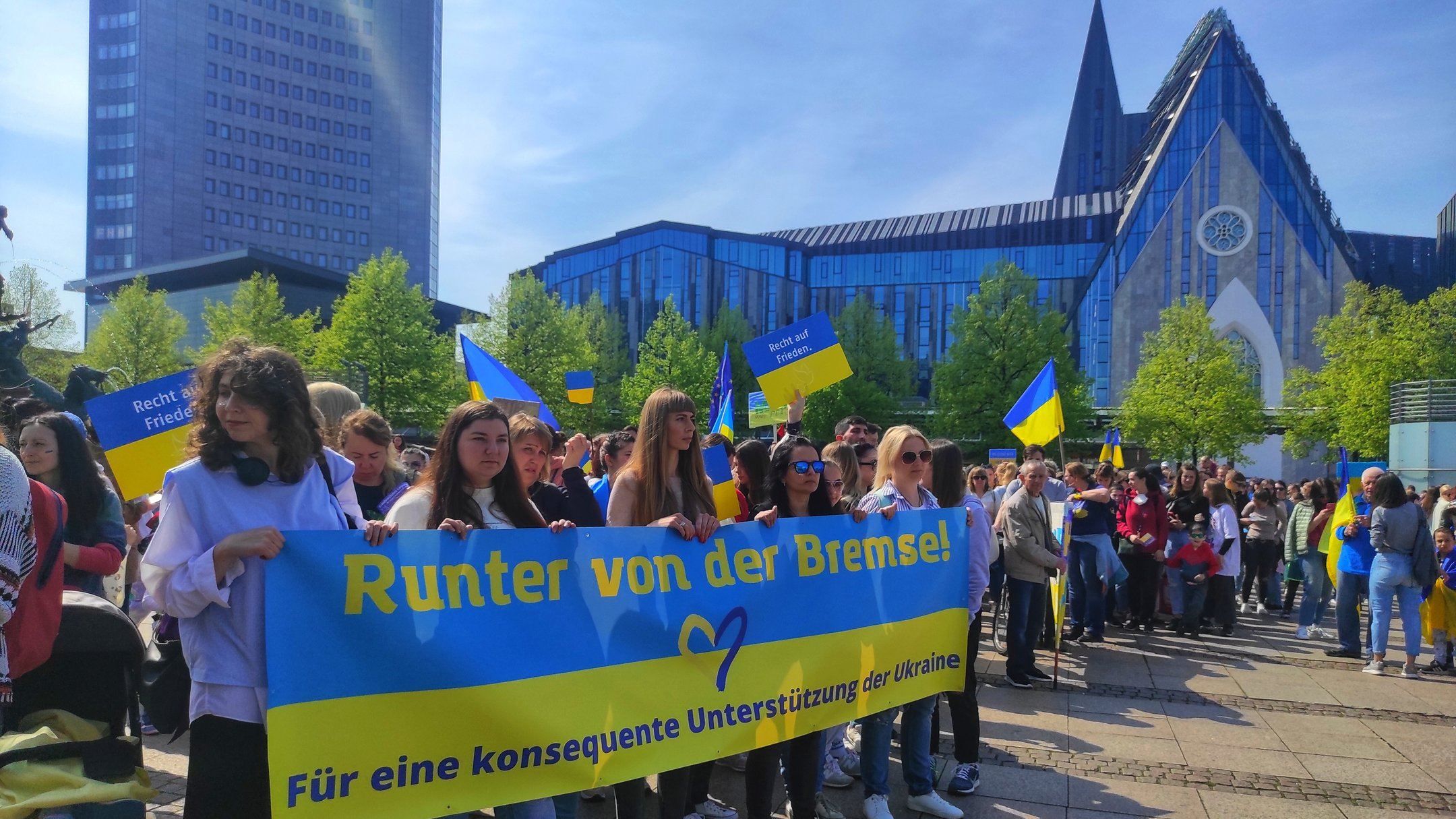 "Родичів у Росії у мене більше немає" харків'яни вийшли на акцію в німецькому Лейпцигу - 24 Канал "Родичів у Росії у мене більше немає" харків'яни вийшли на акцію в німецькому Лейпцигу - 24 Канал