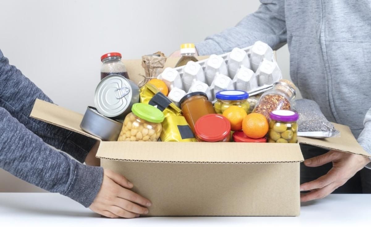 У Запоріжжі жінка за 50 гривень продавала місця у черзі за продуктовими наборами у гумштабі - 24 Канал У Запоріжжі жінка за 50 гривень продавала місця у черзі за продуктовими наборами у гумштабі - 24 Канал