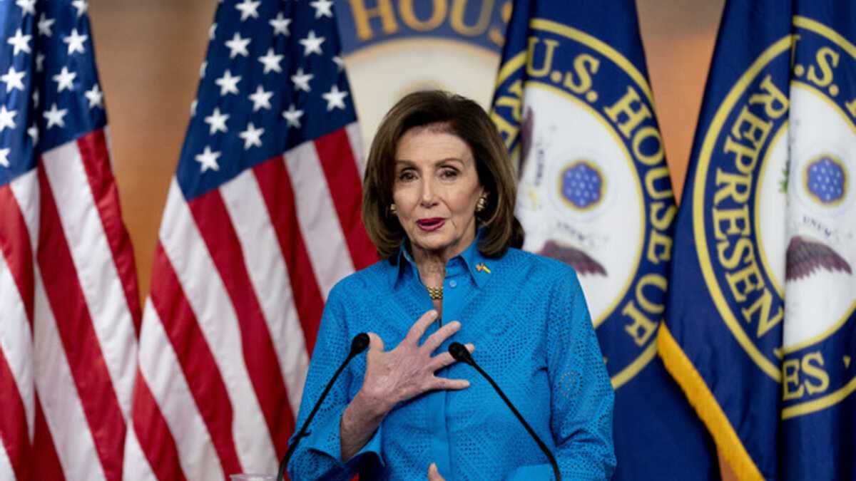 Зеленський нагородив Пелосі орденом княгині Ольги: вона прибула до Києва поїздом Зеленський нагородив Пелосі орденом княгині Ольги: вона прибула до Києва поїздом