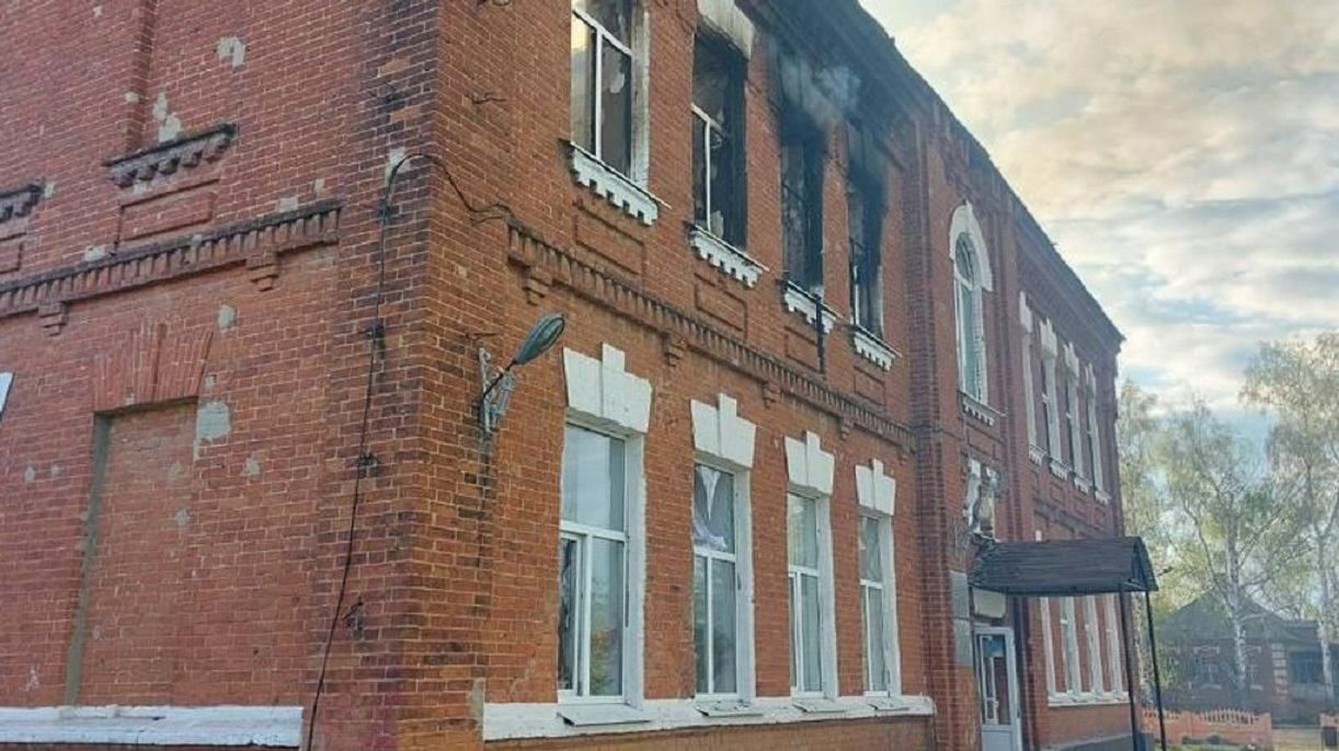 Оккупанты обстреливают Харьковщину: есть погибшие и горит школа, пережившая две мировые войны Оккупанты обстреливают Харьковщину: есть погибшие и горит школа, пережившая две мировые войны