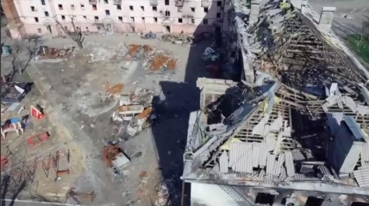 Випалений, але незламний та нескорений: кадри із травневого Маріуполя Випалений, але незламний та нескорений: кадри із травневого Маріуполя