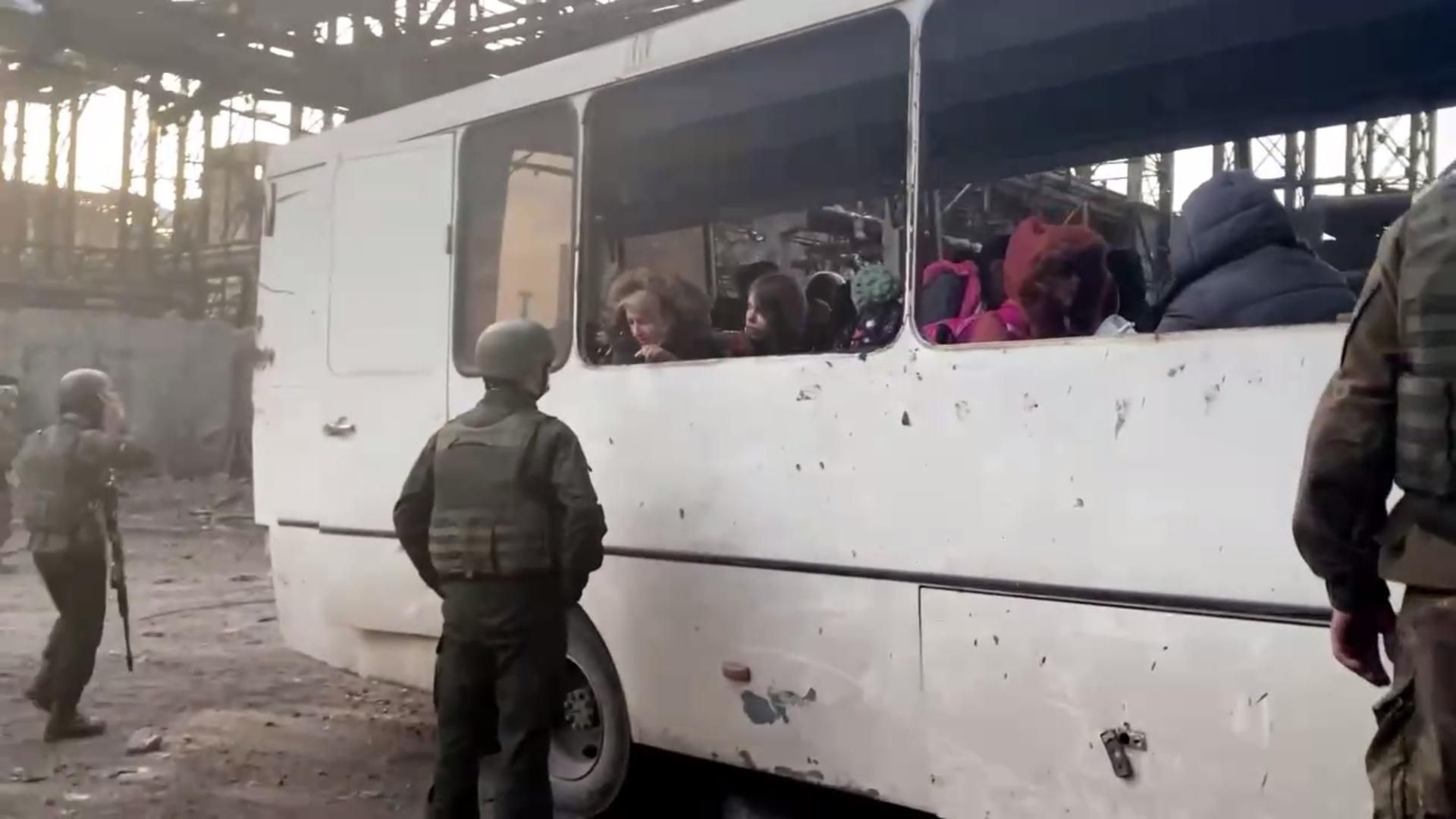 Защитники Мариуполя показали уникальные кадры эвакуации из "Азовстали"