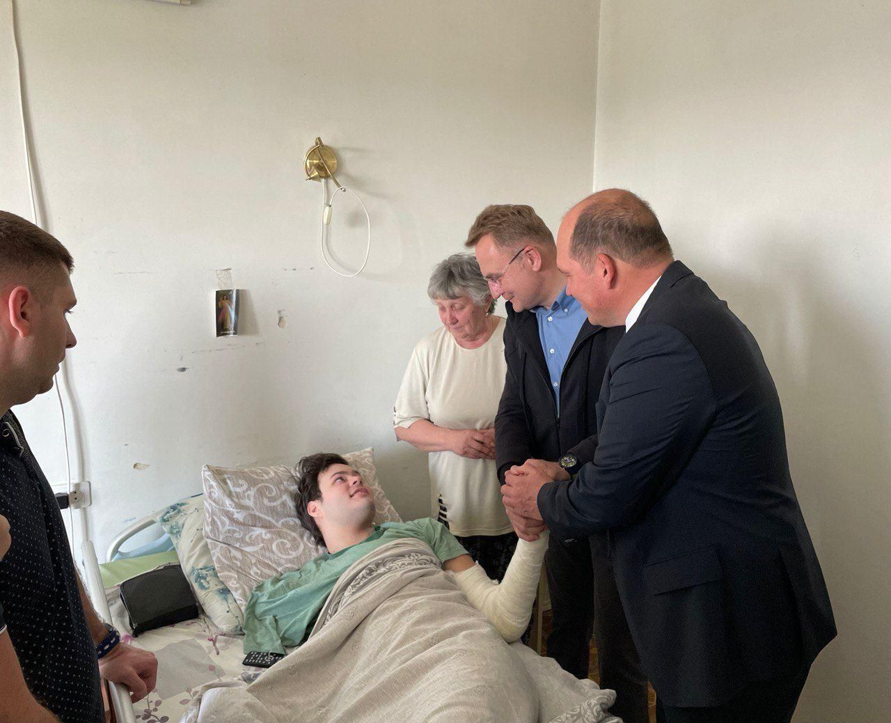 Мэр Брюсселя посетил тяжелораненых эвакуированных украинцев во Львове Мэр Брюсселя посетил тяжелораненых эвакуированных украинцев во Львове