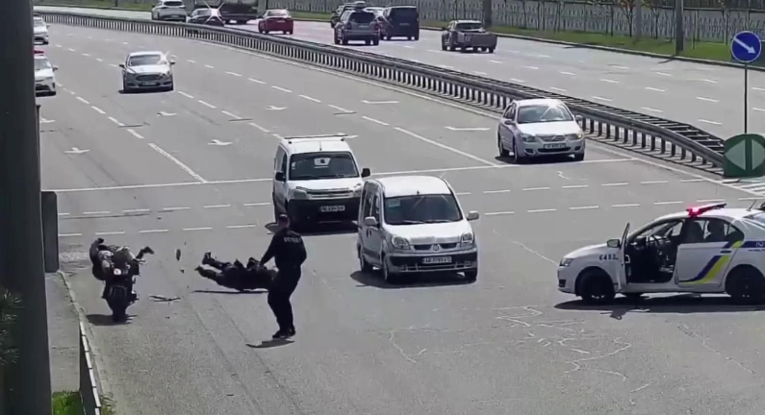 В Днепре мотоциклист на скорости сбил полицейского В Днепре мотоциклист на скорости сбил полицейского