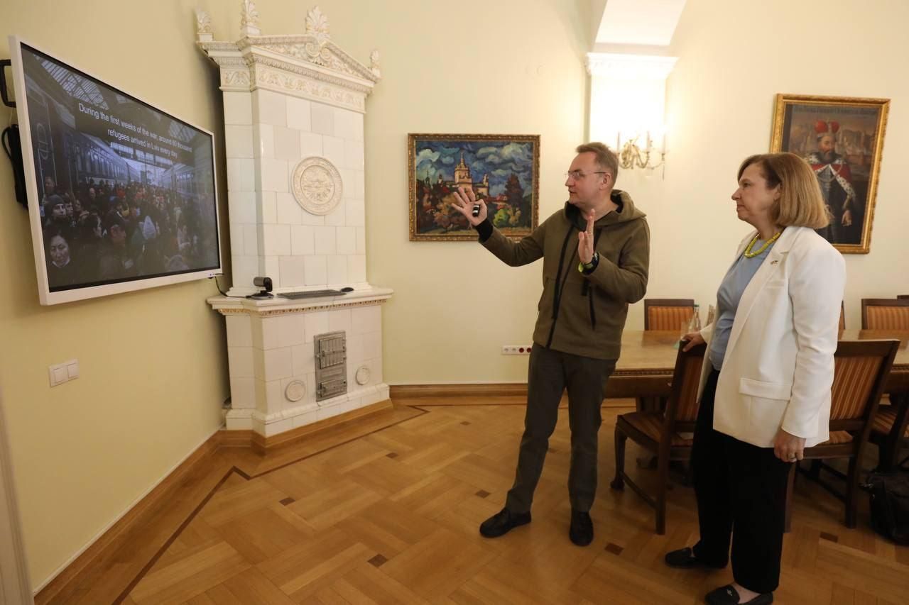 Посольство США відновлює свою роботу в Україні: Садовий вже поспілкувався з Квін Посольство США відновлює свою роботу в Україні: Садовий вже поспілкувався з Квін