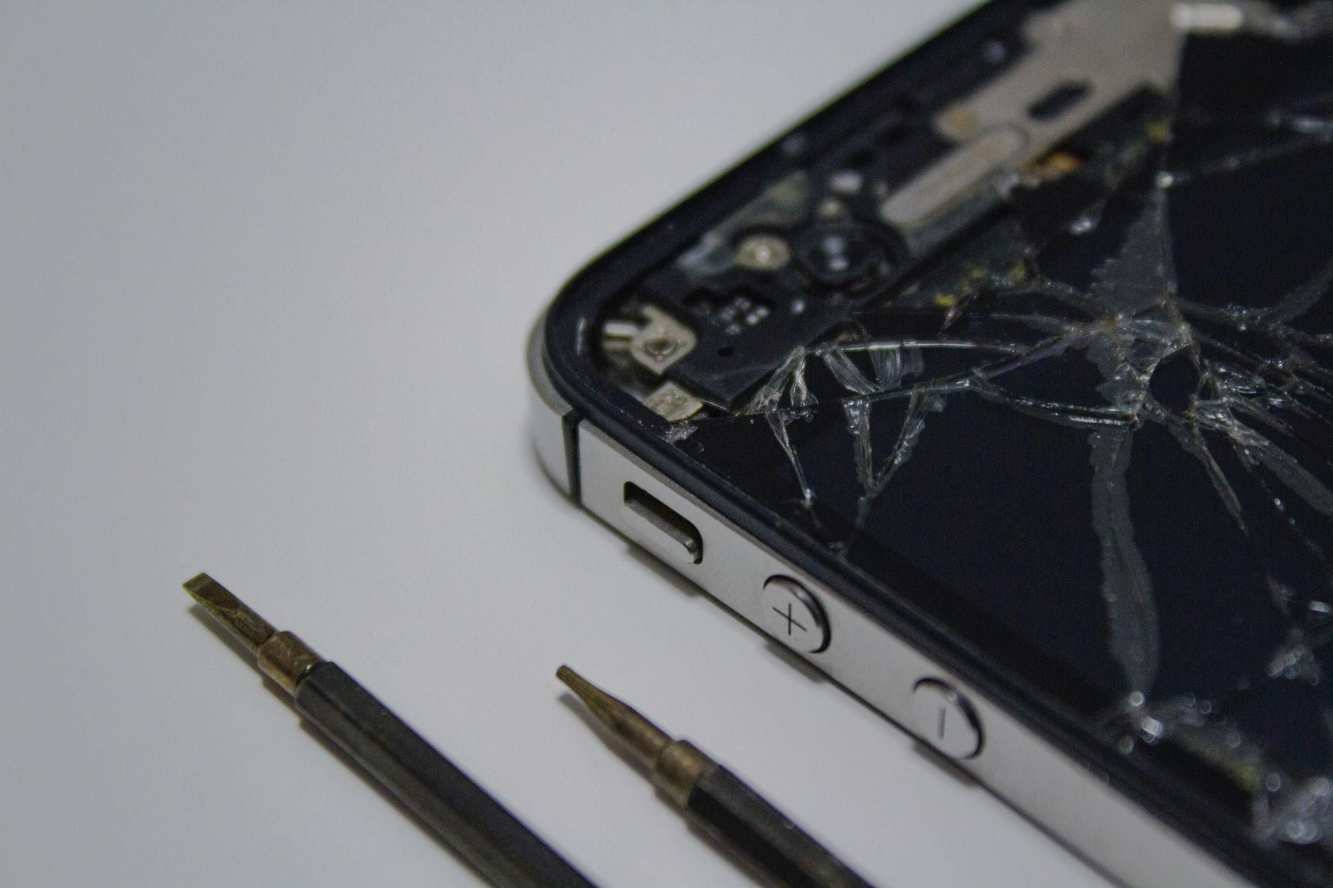 Дорожче ніж в офіційній майстерні: користувачі розкритикували сервіс самостійного ремонту Apple