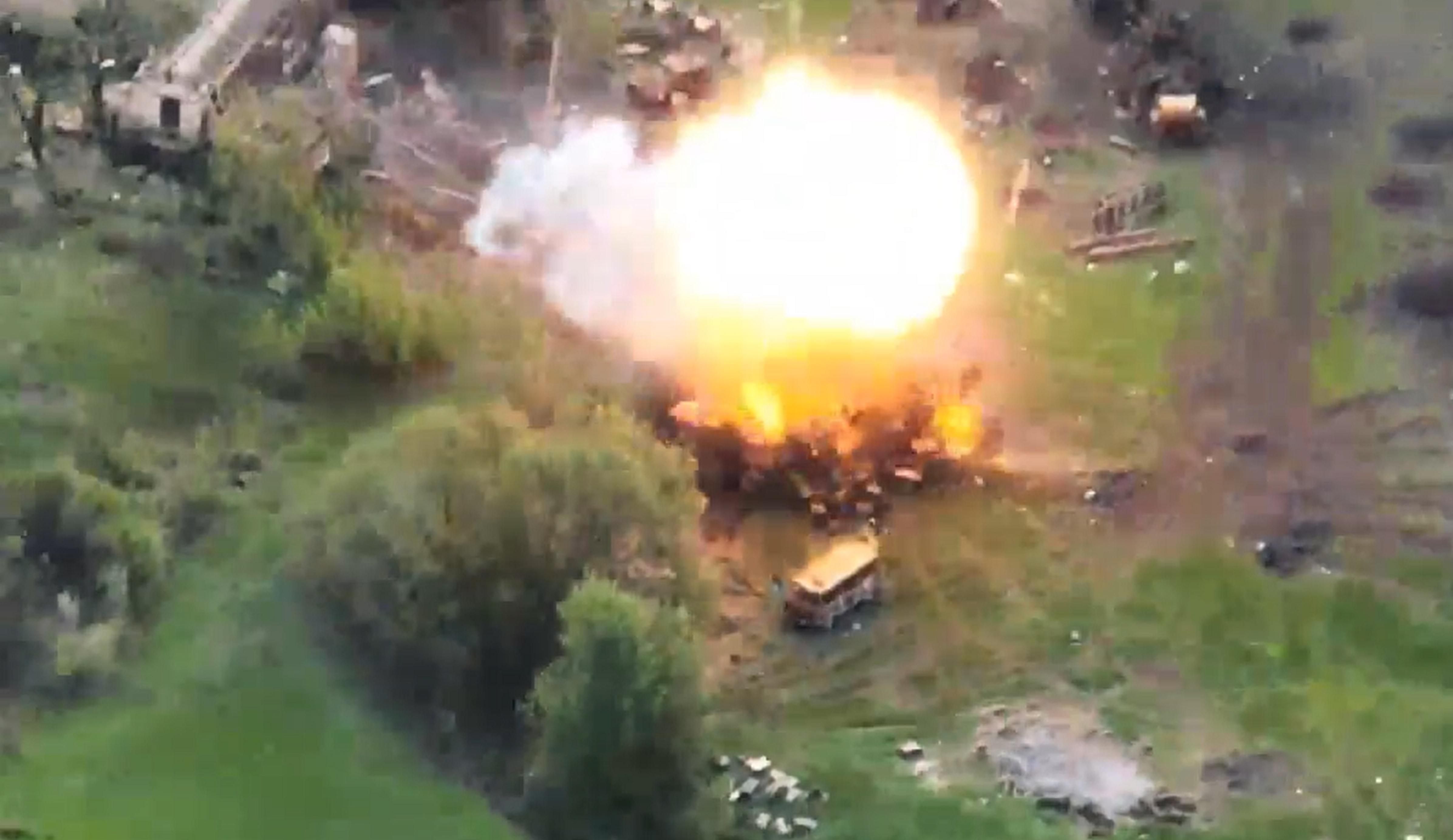 ВСУ мастерски ликвидировали склад вражеских боеприпасов: эпическое видео ВСУ мастерски ликвидировали склад вражеских боеприпасов: эпическое видео