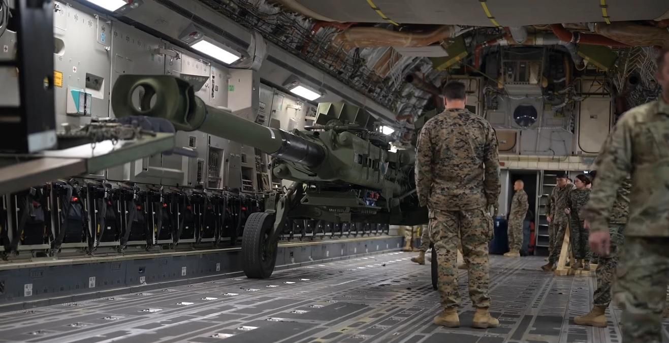 В США показали гаубицы M777, которые направляются в Украину: мощное видео