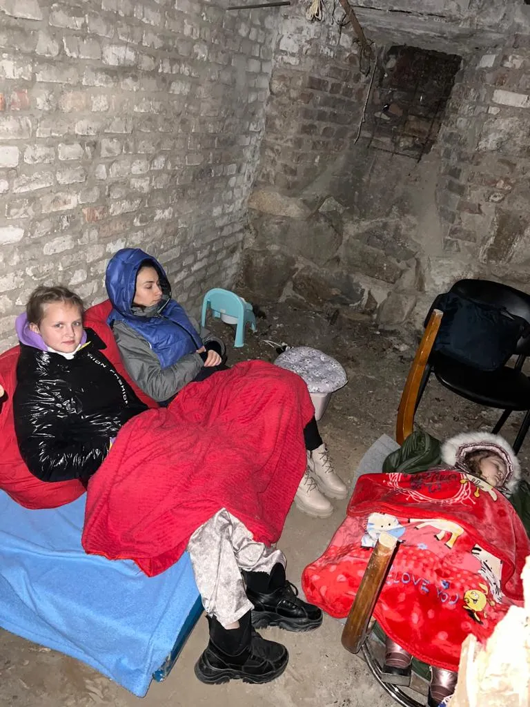 дети спят в холодном подвале из-за обстрелов россиян дети спят в холодном подвале из-за обстрелов россиян