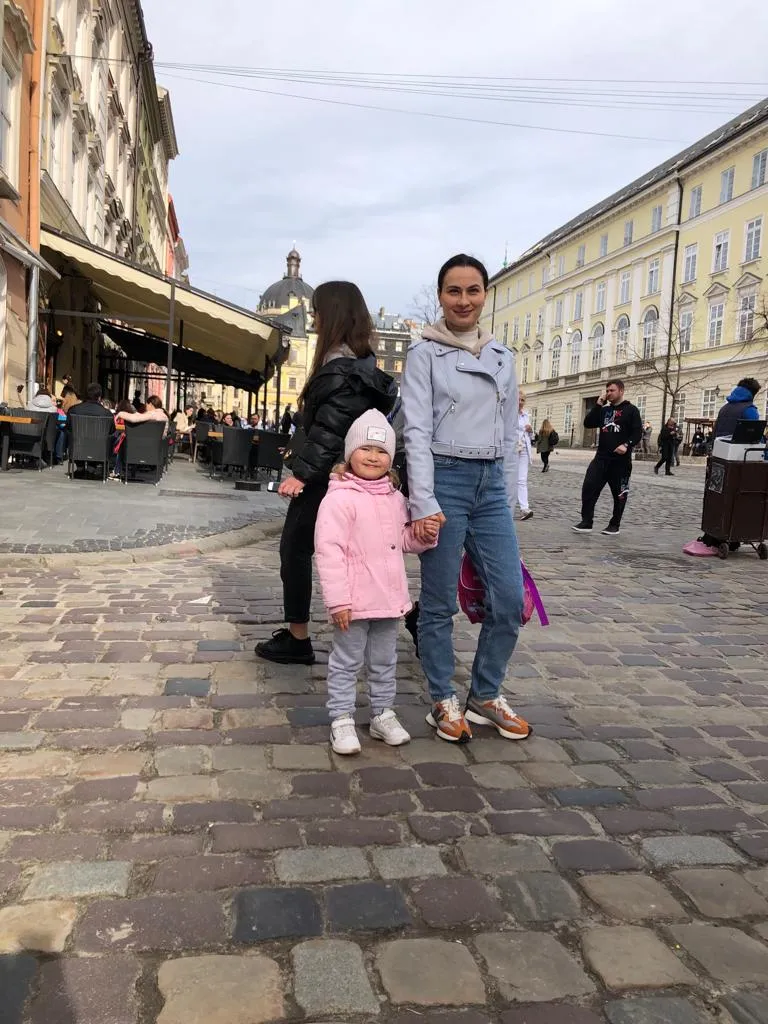 Лидия с дочкой Лизой во Львове Лидия с дочкой Лизой во Львове