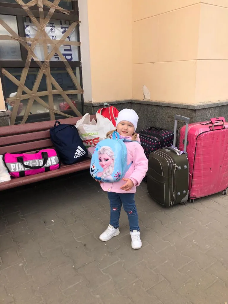 девочка по приезду во Львов девочка по приезду во Львов