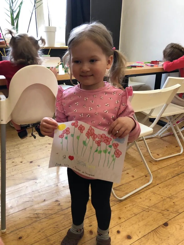 Лиза с патриотическим рисунком Лиза с патриотическим рисунком