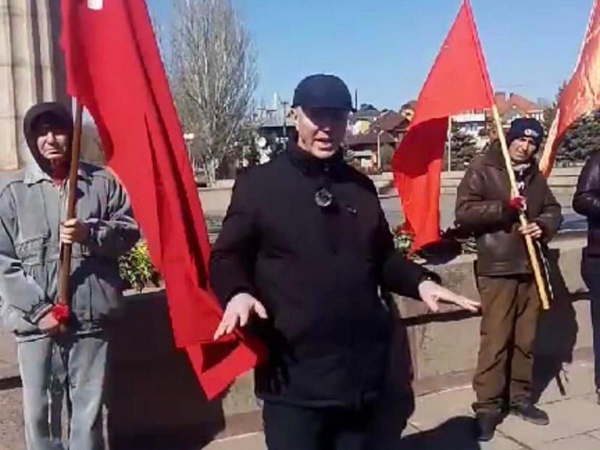Оккупанты поднимают на захваченных территориях красные флаги, а не российские: для чего им это