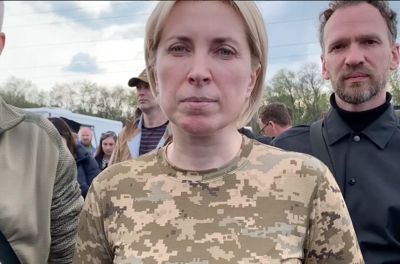 Під завалами ще є жінки і діти, – Верещук пояснила, скільки людей залишилось на "Азовсталі" Під завалами ще є жінки і діти, – Верещук пояснила, скільки людей залишилось на "Азовсталі"