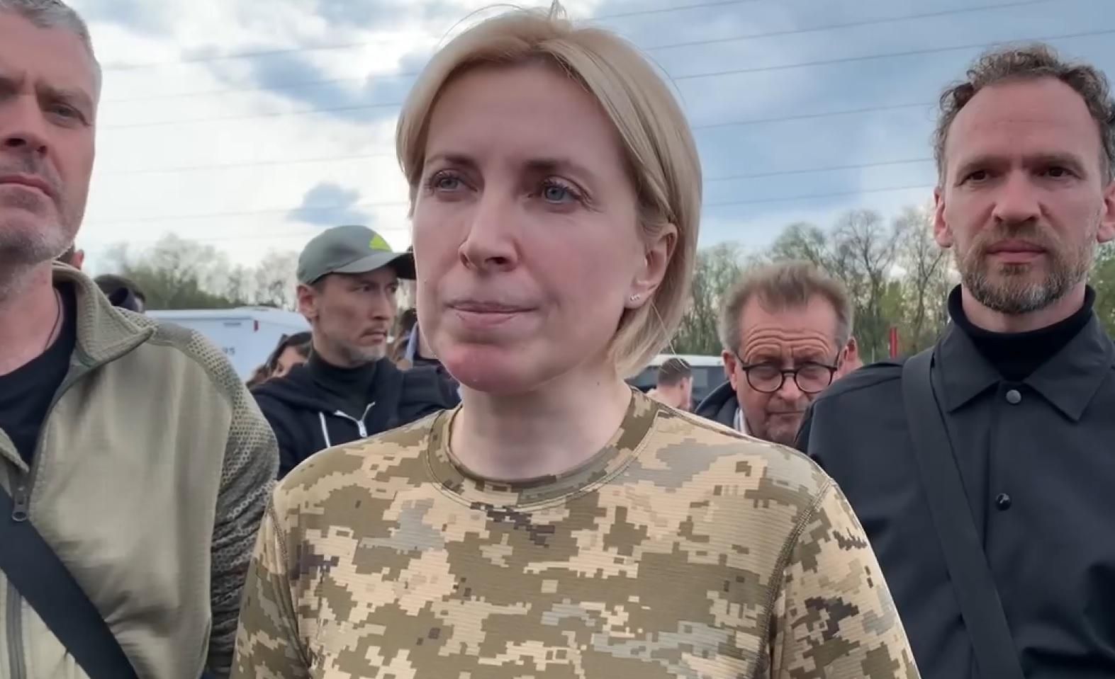 Верещук прокомментировала гибель гражданских женщин на "Азовстали" Верещук прокомментировала гибель гражданских женщин на "Азовстали"