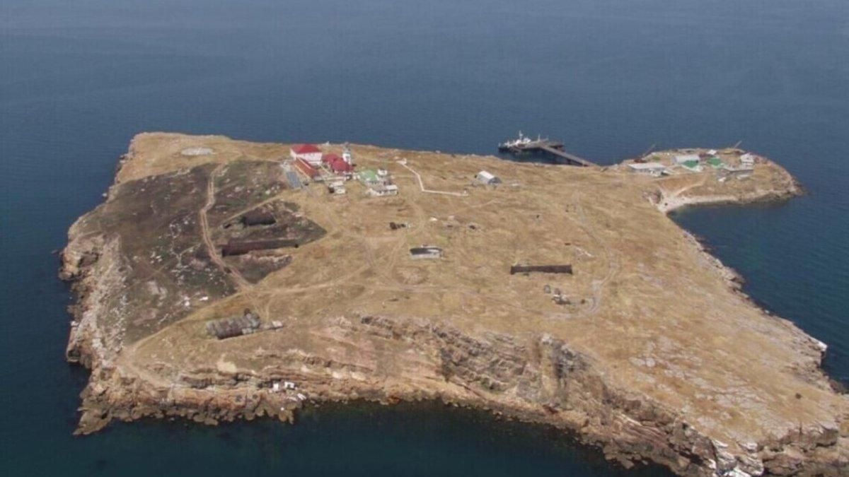 Удар "Байрактарами" по российским позициям на Змеином: ВСУ показало новое видео Удар "Байрактарами" по российским позициям на Змеином: ВСУ показало новое видео