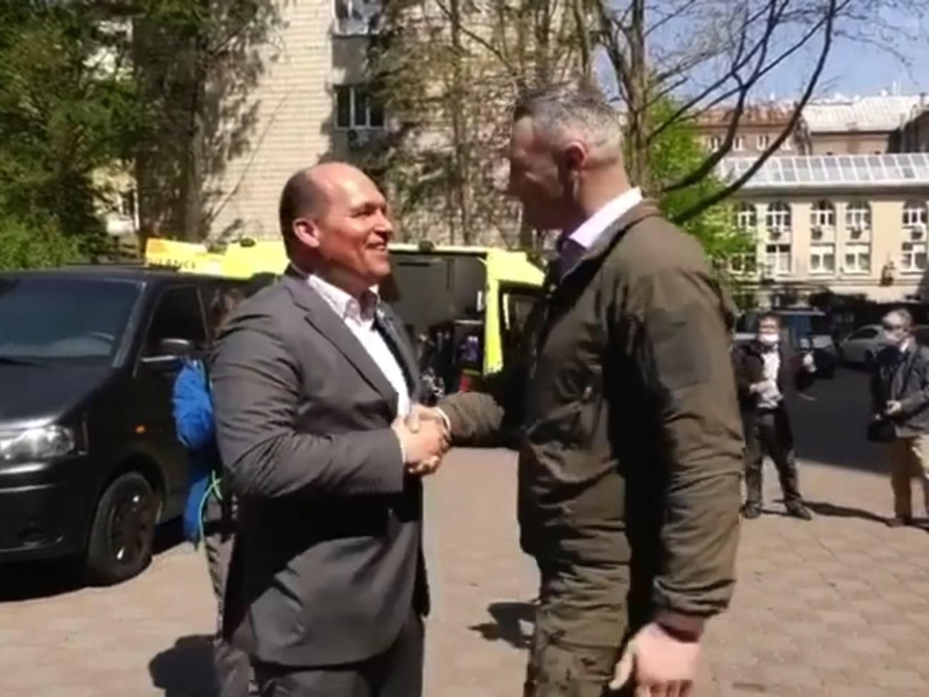 Мер Брюсселя привіз до Києва медикаменти та відвідає 4 лікарні, – Віталій Кличко - 24 Канал Мер Брюсселя привіз до Києва медикаменти та відвідає 4 лікарні, – Віталій Кличко - 24 Канал