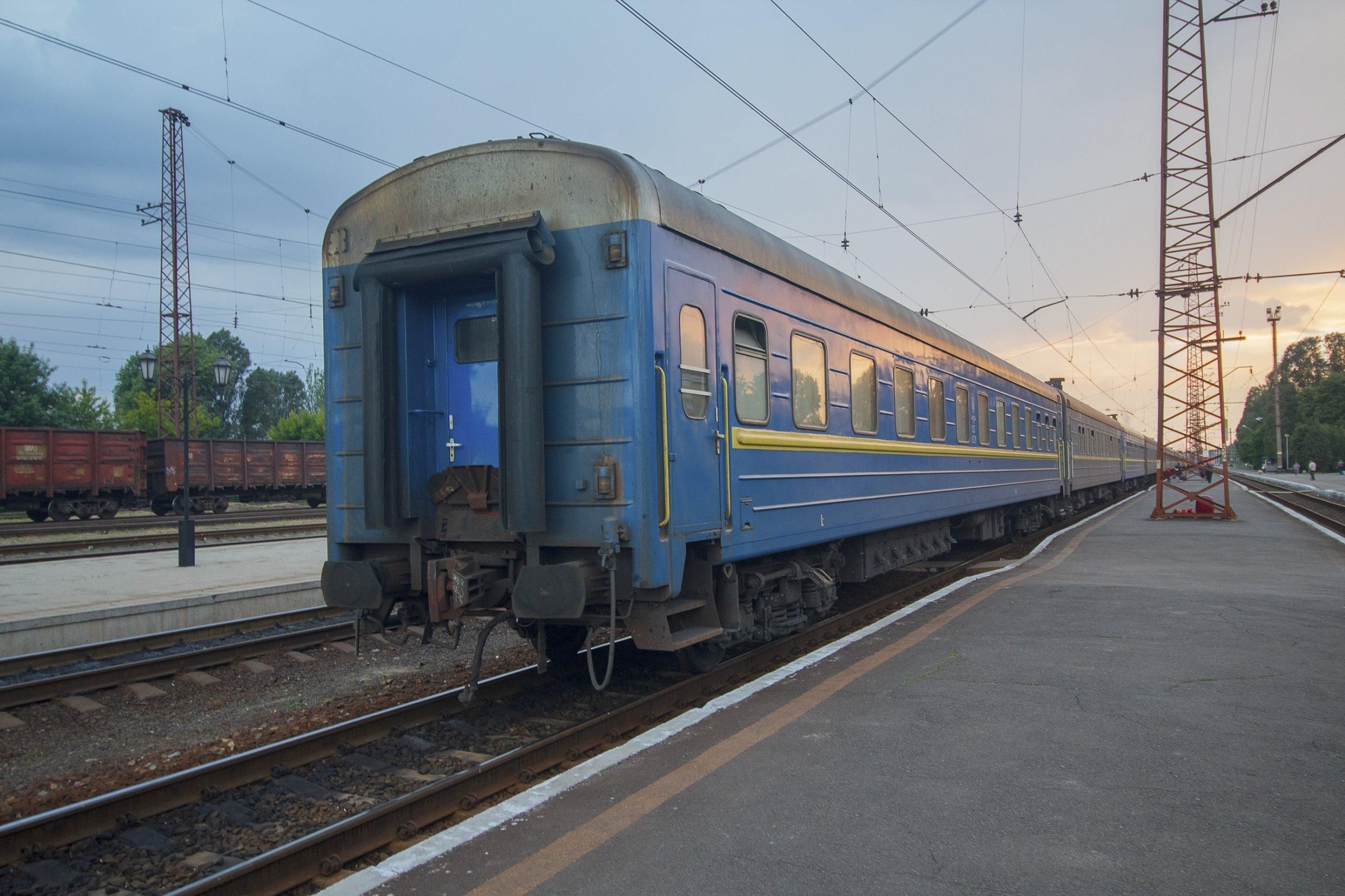 В Укрзалізниці розповіли, які потяги затримуються через обстріли: повний список