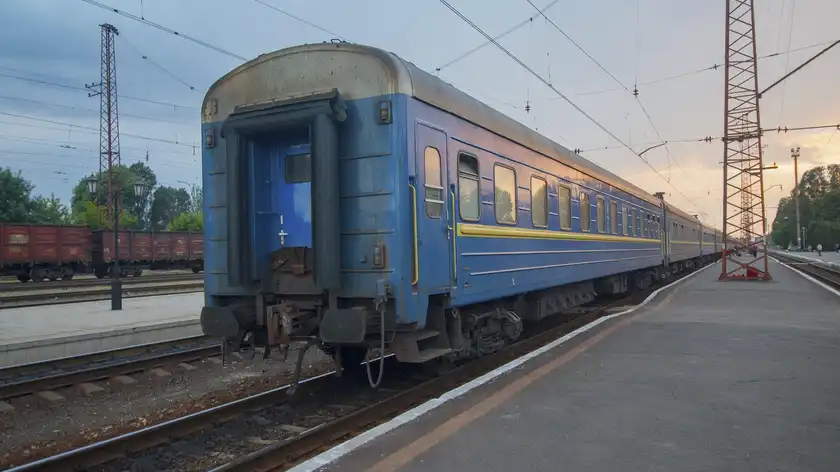 В Укрзалізниці розповіли, які потяги затримуються через обстріли: повний список