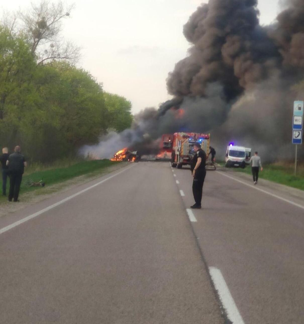 На Ровненщине столкнулись автобус с пассажирами и бензовоз: 16 погибших и десяток травмированных