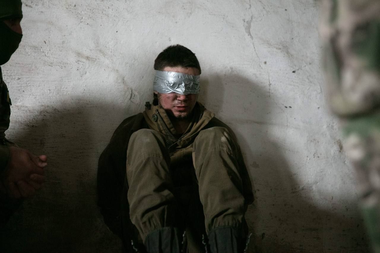 Азовці взяли в полон окупантів-танкістів Азовці взяли в полон окупантів-танкістів