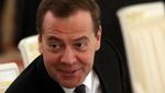 Второй фронт, или Зачем Россия достала из пещеры гнома-алкоголика Медведева