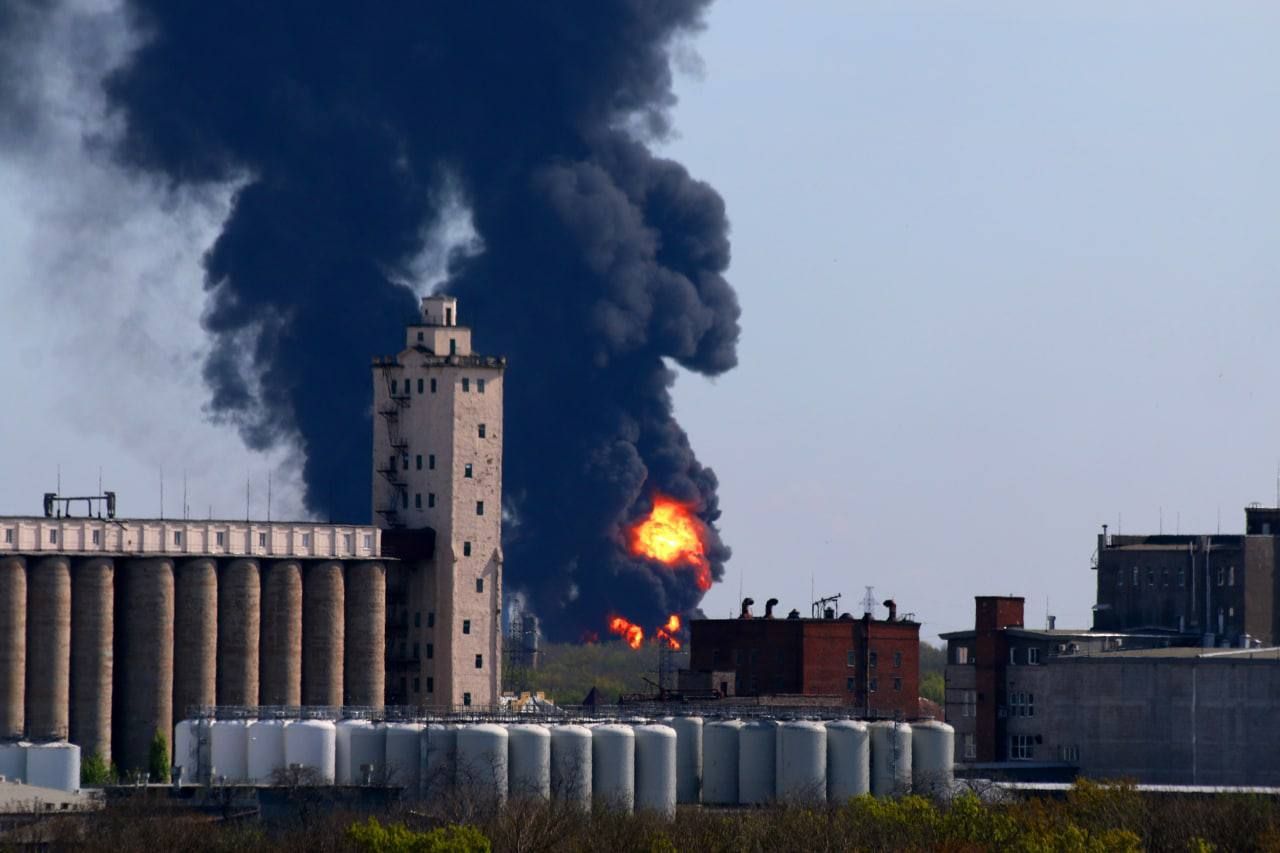 В оккупированной Макеевке горит нефтебаза: столб дыма виден из Донецка В оккупированной Макеевке горит нефтебаза: столб дыма виден из Донецка