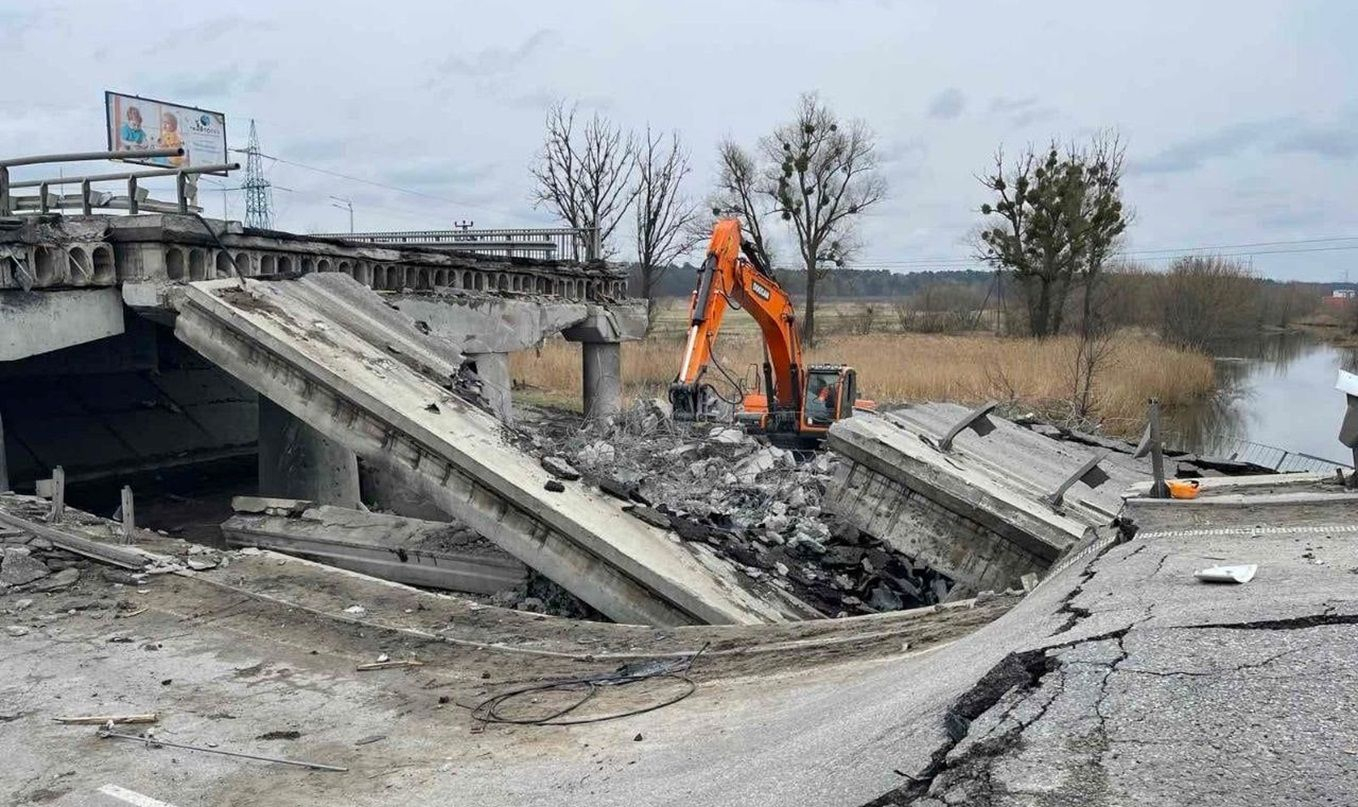 Укравтодор забезпечив проїзд на 30 тимчасових переправах біля зруйнованих мостів, – Івко