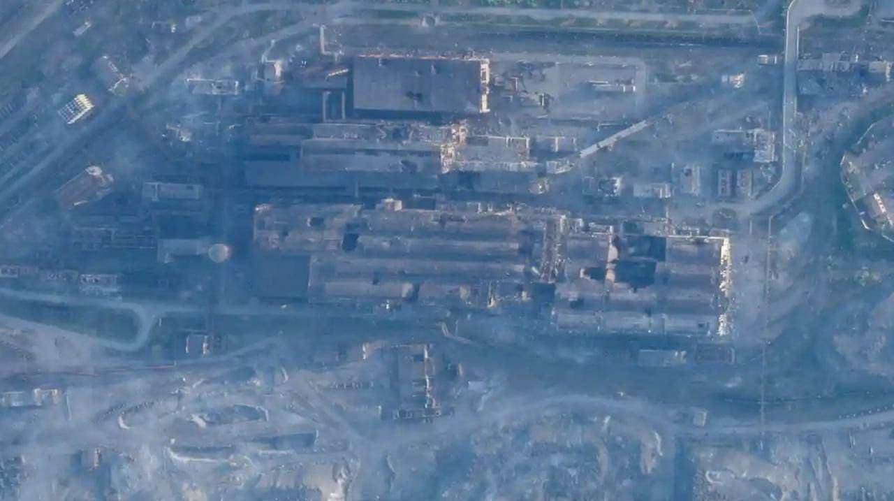 Над "Азовсталью" поднимаются черные клубы дыма: фото со спутника Над "Азовсталью" поднимаются черные клубы дыма: фото со спутника