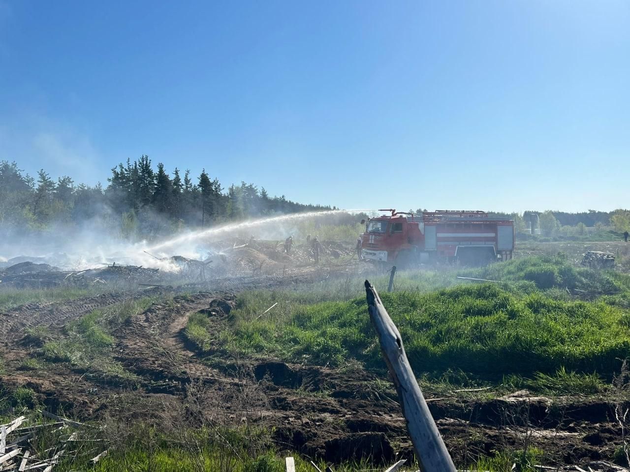 Пожар в зоне отчуждения локализовали: продолжается тушение травы Пожар в зоне отчуждения локализовали: продолжается тушение травы