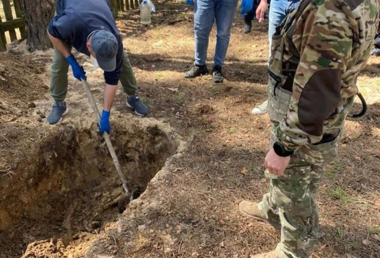 Розстріляли й переїхали танком: під Вишгородом виявили тіла чоловіків, яких вбили окупанти Розстріляли й переїхали танком: під Вишгородом виявили тіла чоловіків, яких вбили окупанти
