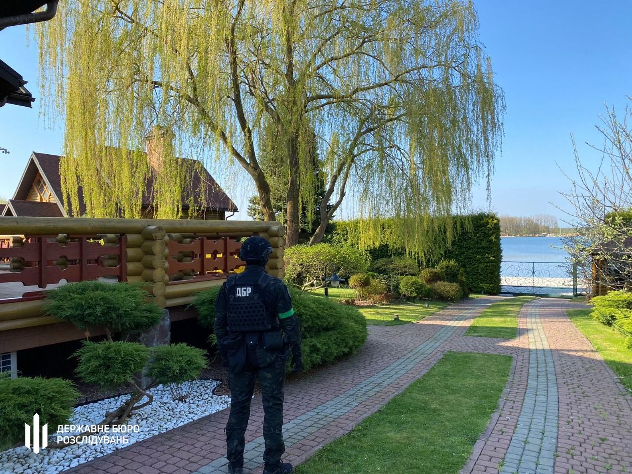 ГБР провело еще 6 обысков у родственников Медведчука и Козака: изъяли много предметов роскоши ГБР провело еще 6 обысков у родственников Медведчука и Козака: изъяли много предметов роскоши