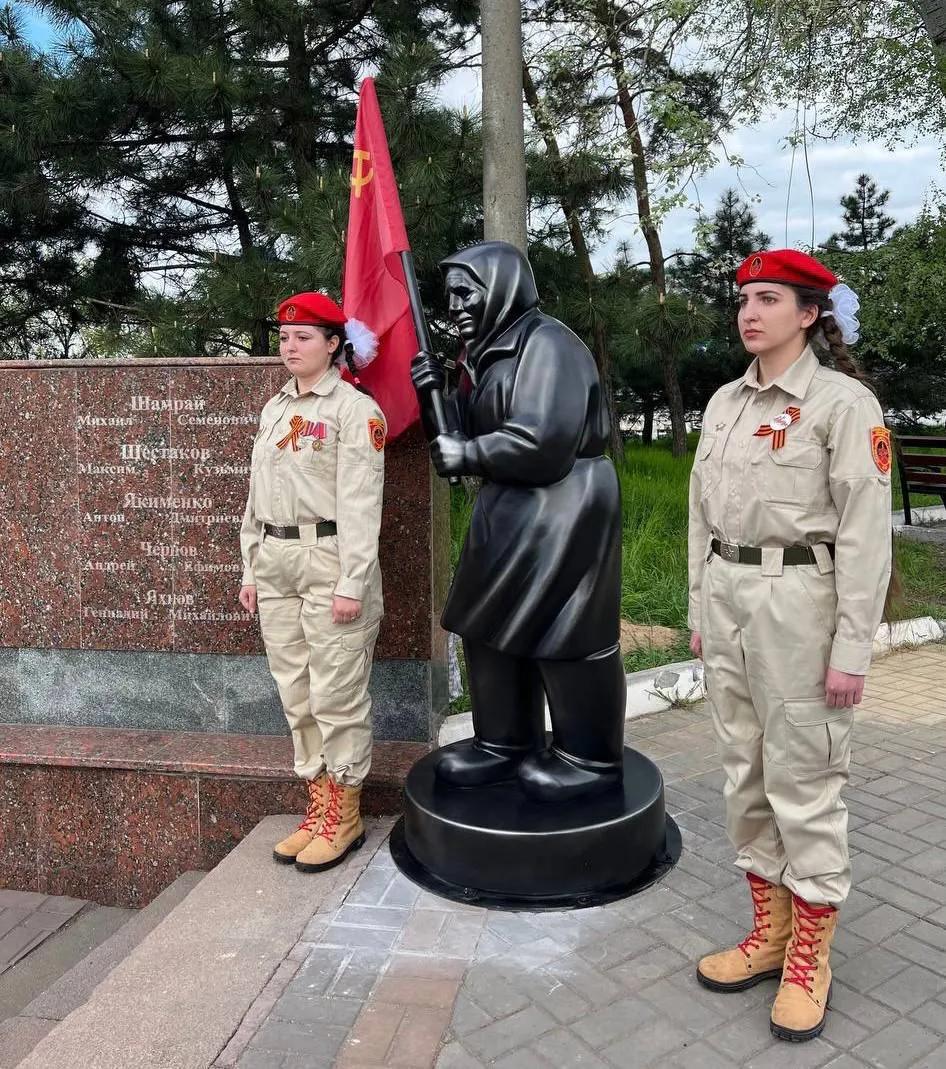 Відкрили пам'ятник чорній бабці з прапором СРСР