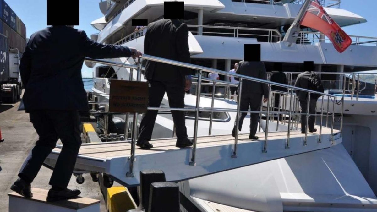 Власти Фиджи конфисковали яхту Amadea российского олигарха Керимова