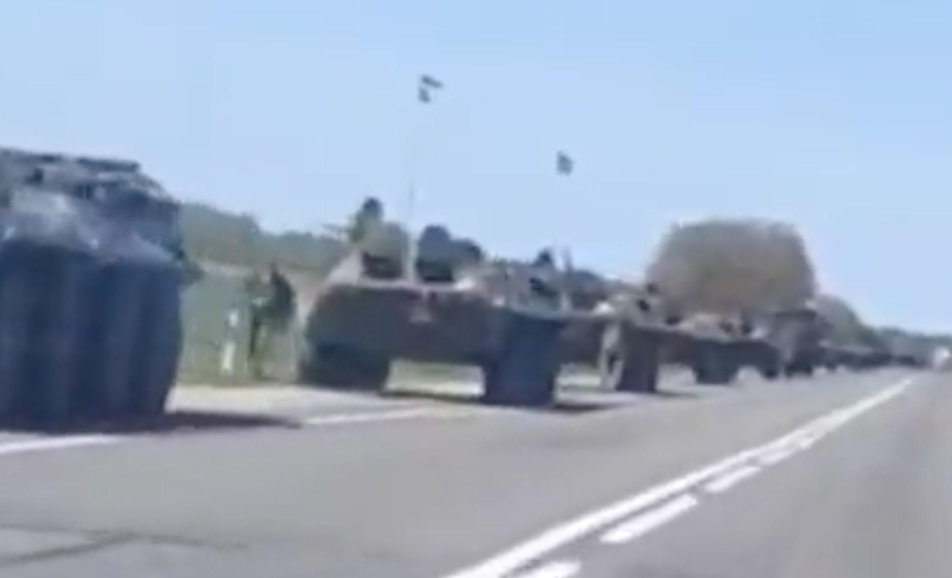 В Беларуси заметили большие колонны военной техники, маркированной красными квадратами В Беларуси заметили большие колонны военной техники, маркированной красными квадратами