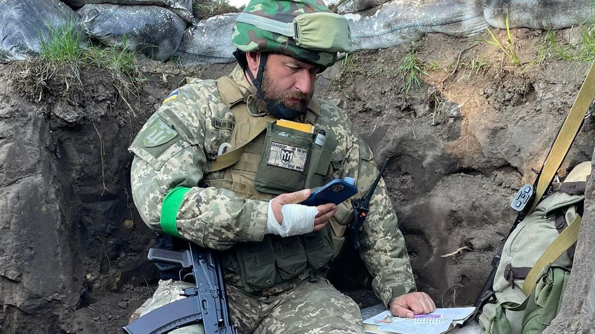 Украинский профессор в окопах читает лекции студентам: его фото облетело сеть Украинский профессор в окопах читает лекции студентам: его фото облетело сеть