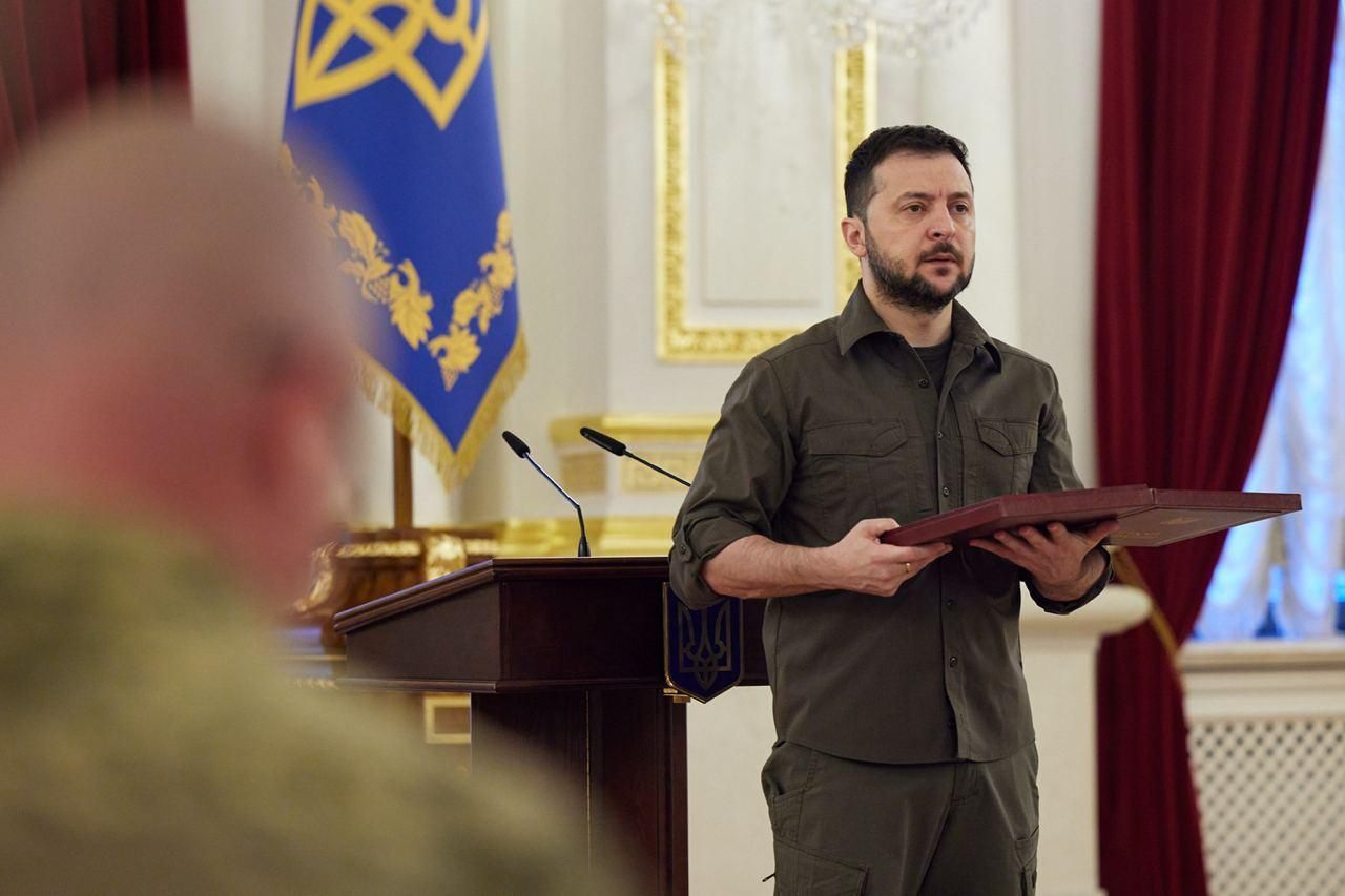 Зеленский вручил воинам награду "Крест боевых заслуг", которая когда-то была в УПА