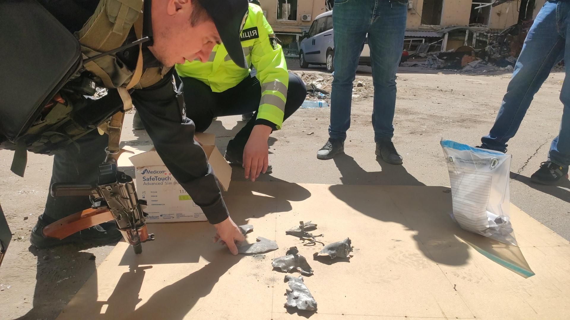 Знайшли нові рештки снаряду, яким 1 березня розбомбили будівлю Харківської ОДА