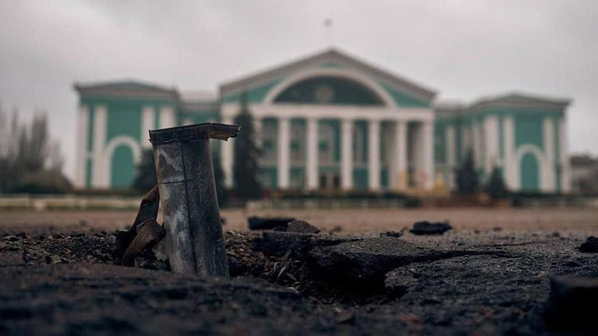 Окупанти гатять по Сєвєродонецьку і намагаються оточити, але люди не поспішають евакуйовуватись Окупанти гатять по Сєвєродонецьку і намагаються оточити, але люди не поспішають евакуйовуватись