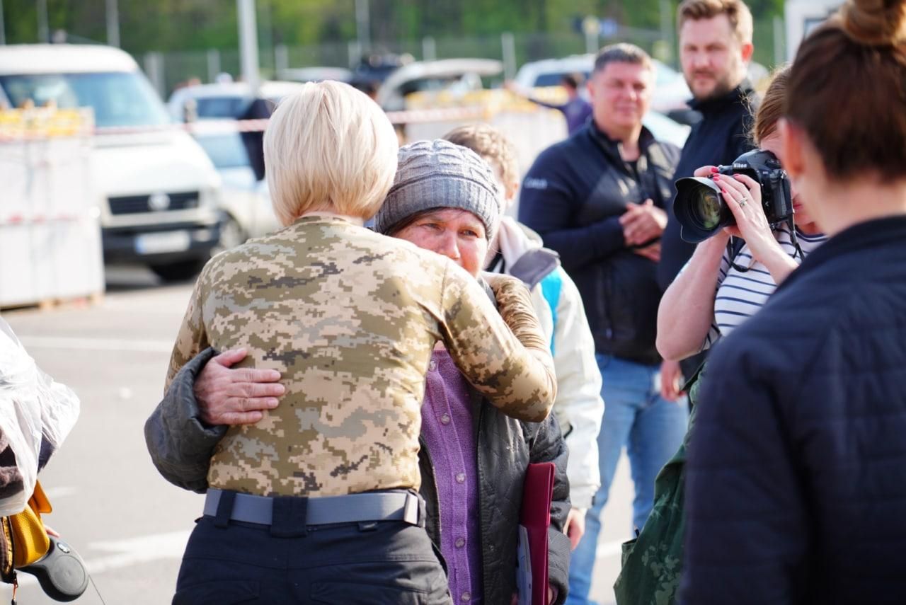 Вдалося врятувати 50 жінок, дітей та літніх людей, – Верещук про евакуацію з "Азовсталі"