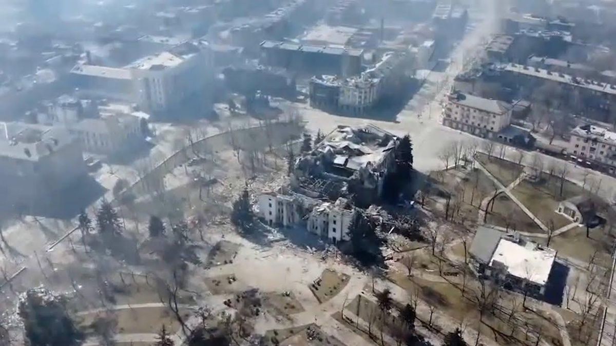 Россия раскапывает место бомбардировки драмтеатра в Мариуполе: фото со спутника