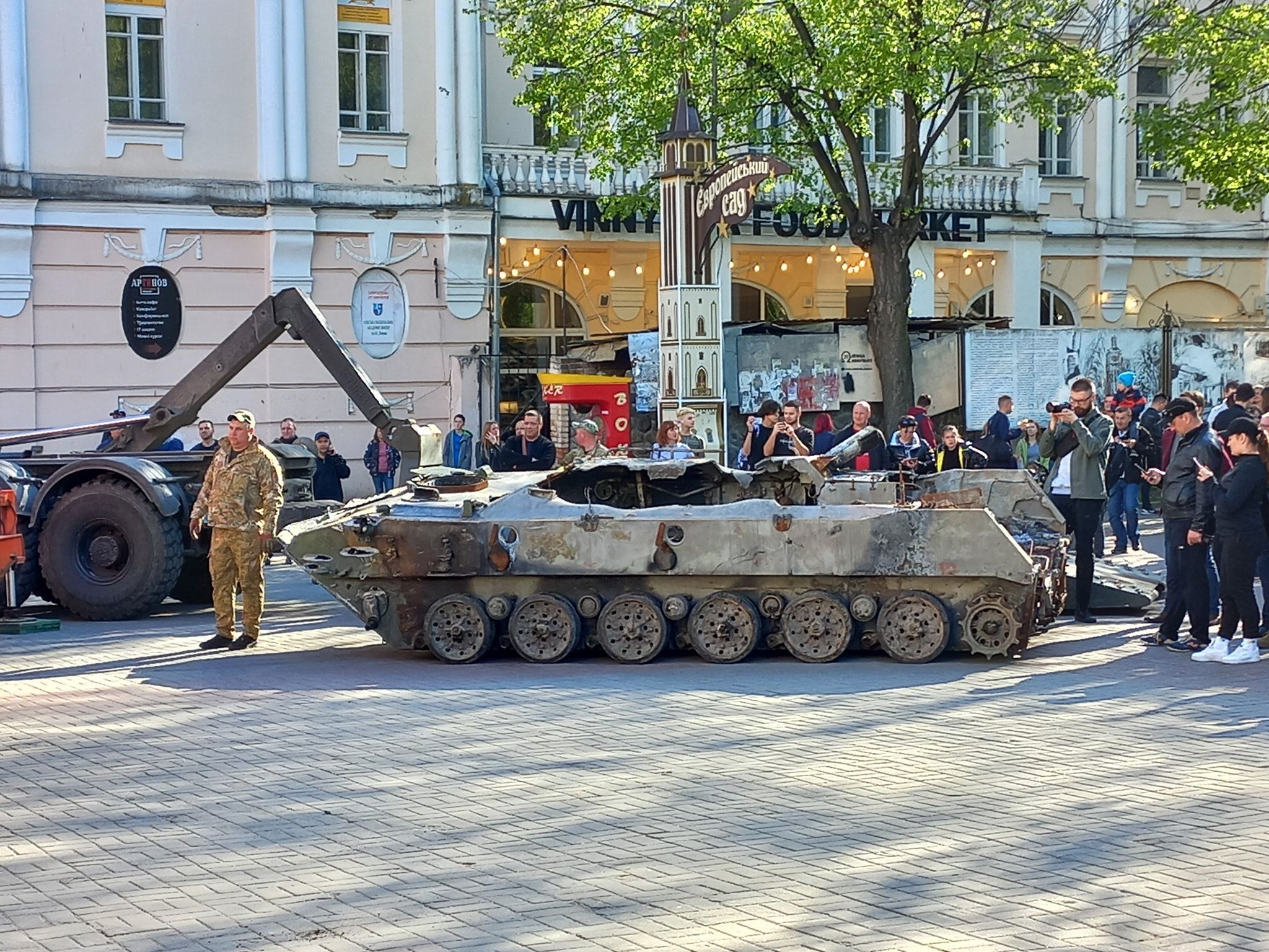 Діти знайшли пістолет у спаленій техніці, яку у Вінниці виставили як експонат