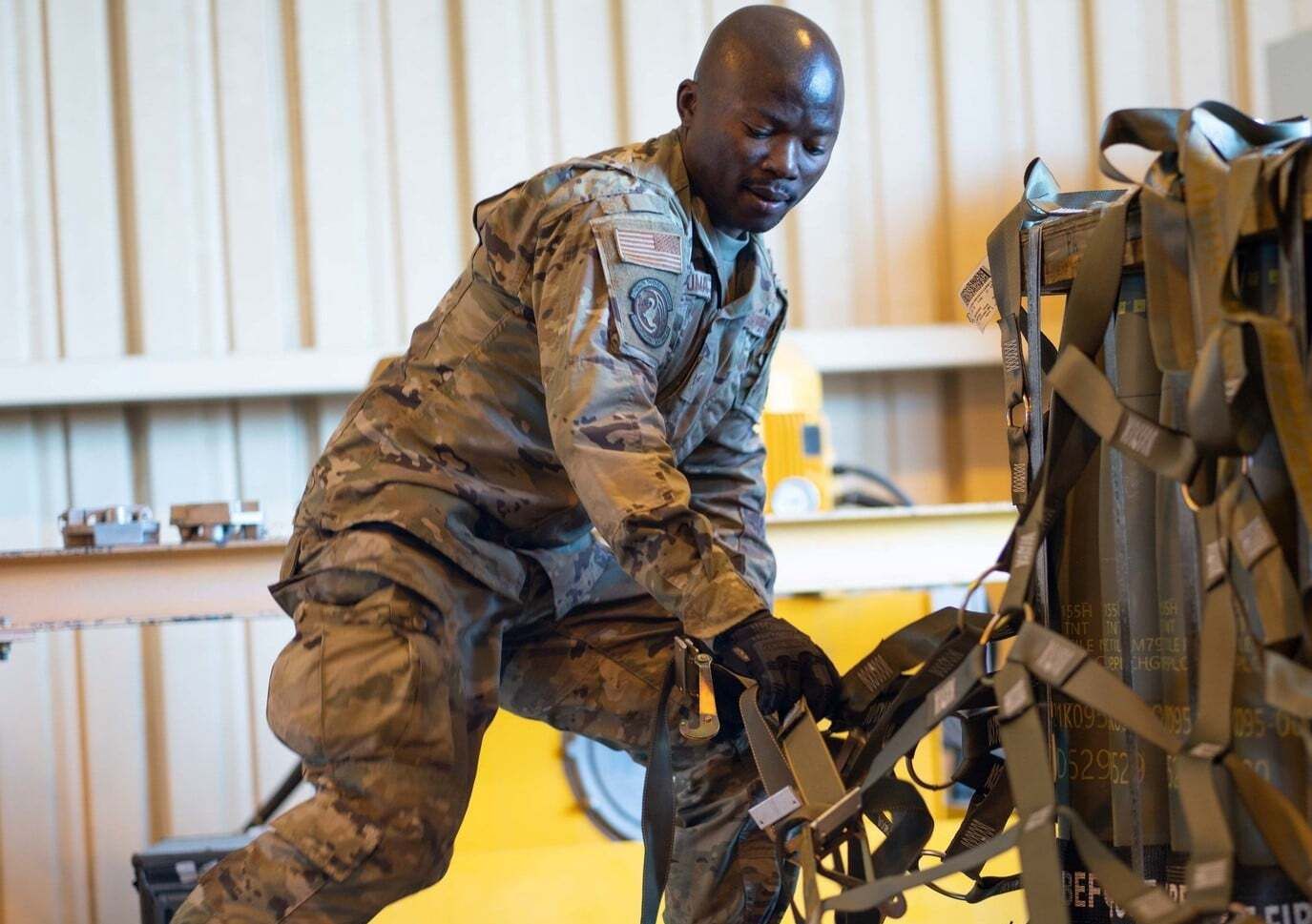 155-миллиметровые гаубицы упаковывают в Калифорнии и передают Украине 155-миллиметровые гаубицы упаковывают в Калифорнии и передают Украине