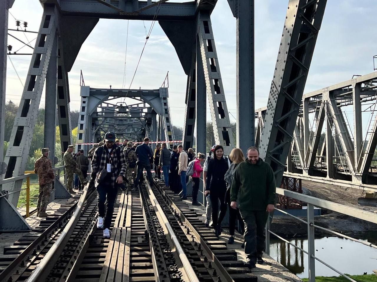 Довгоочікуваний потяг: в Ірпені відновили залізничний міст, зруйнований під час боїв