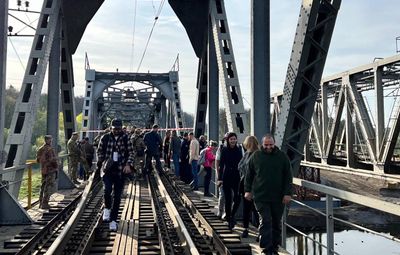 Долгожданный поезд: в Ирпене возобновили железнодорожный мост, разрушенный во время боев